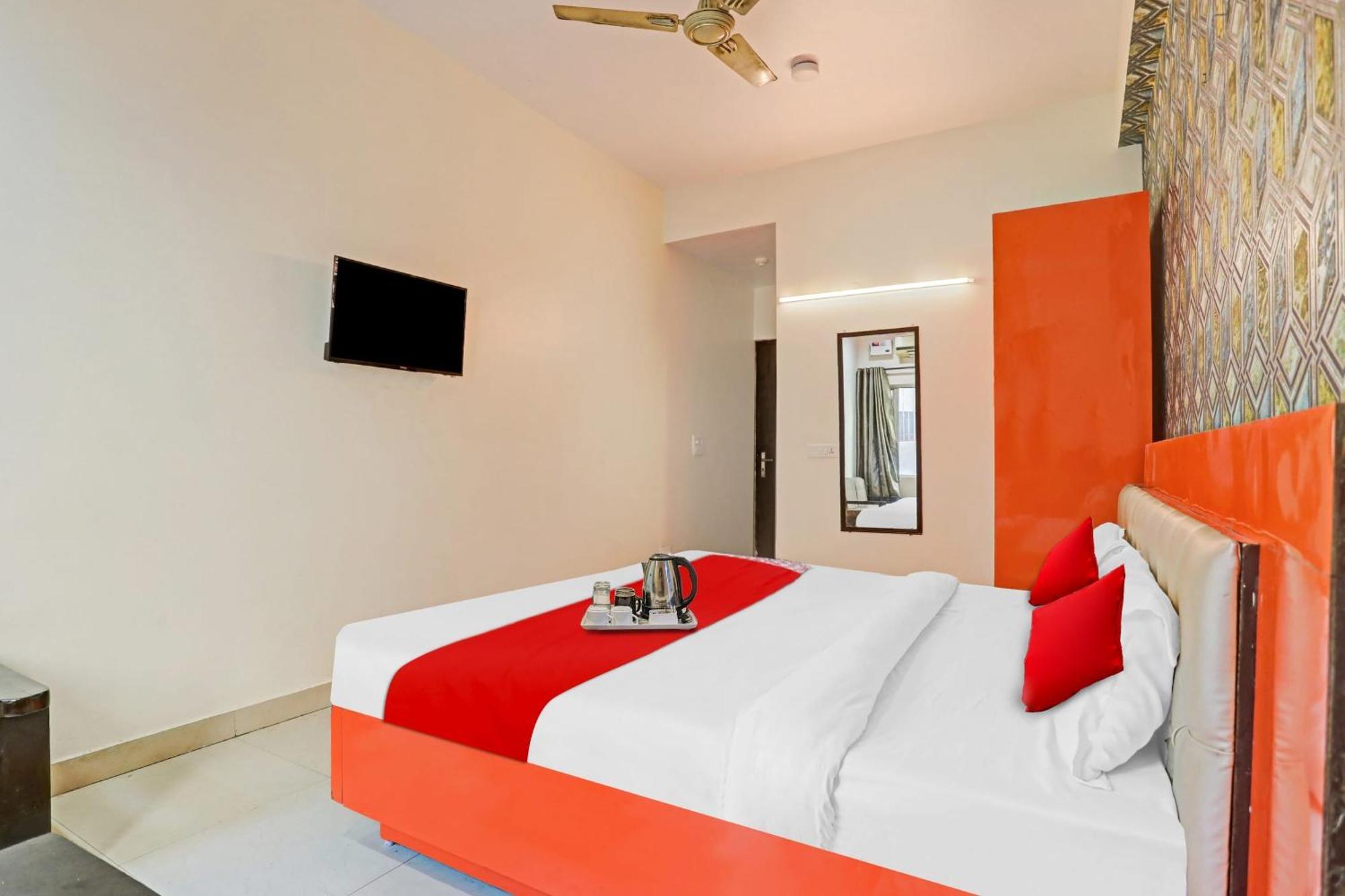 Hotel O U Rooms Near Iskcon Temple Noida Exterior photo