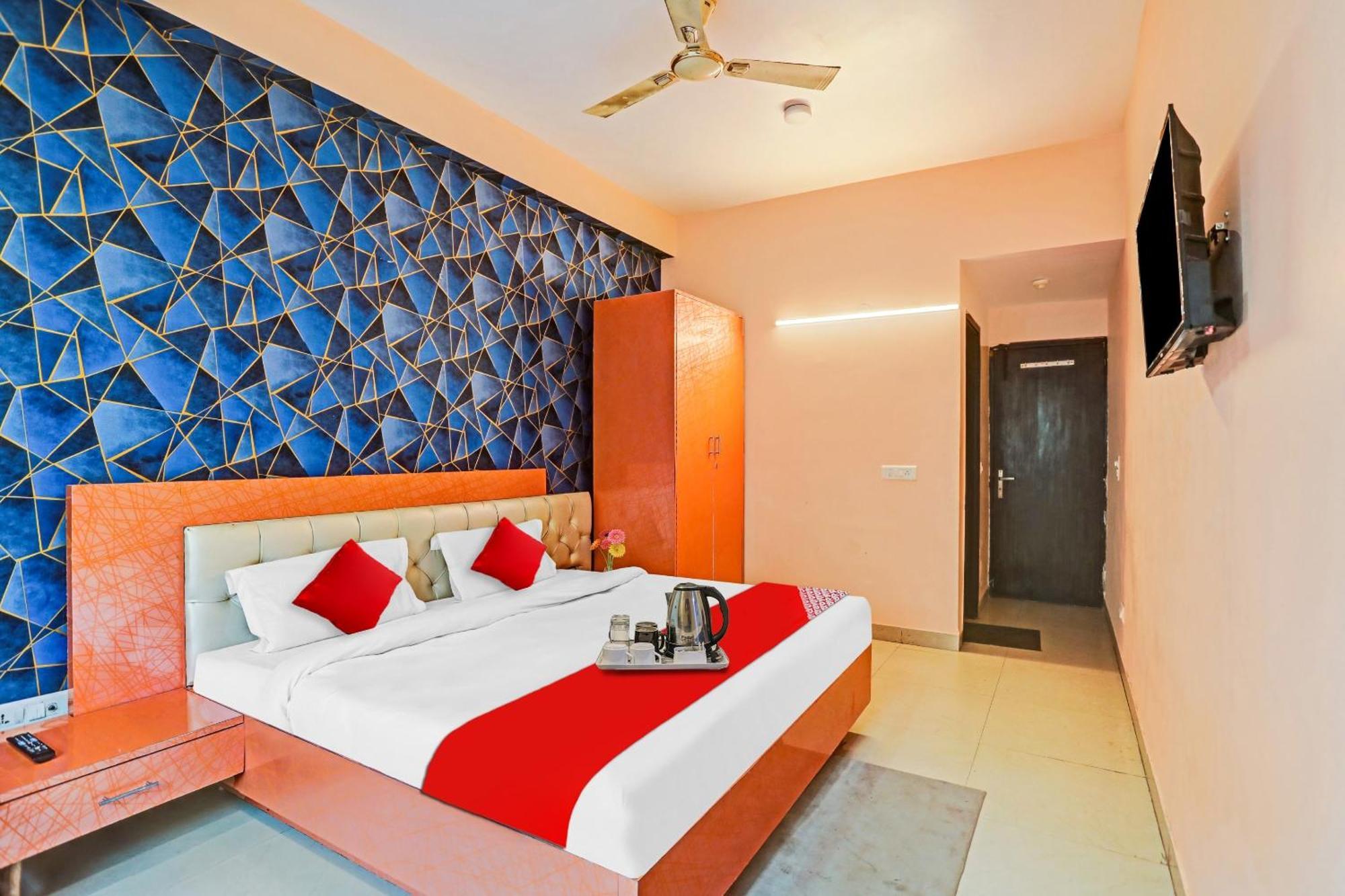 Hotel O U Rooms Near Iskcon Temple Noida Exterior photo